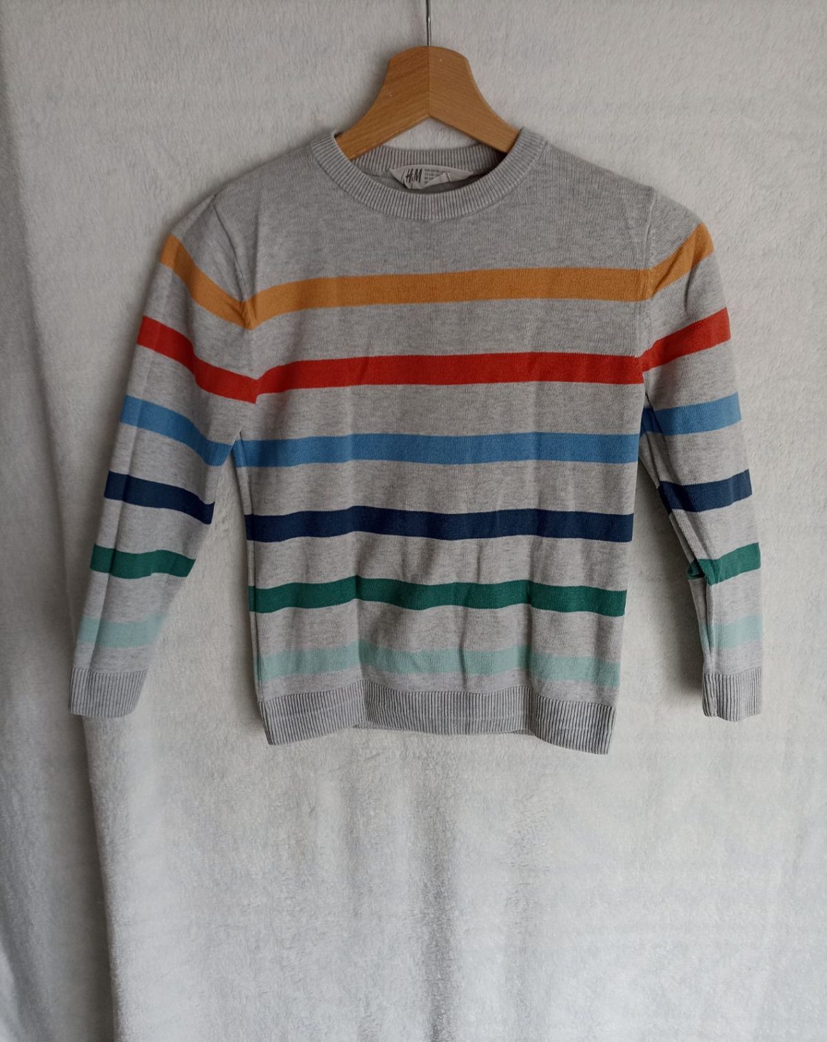 Szary w kolorowe paski sweter dla chłopca H&M 122/128