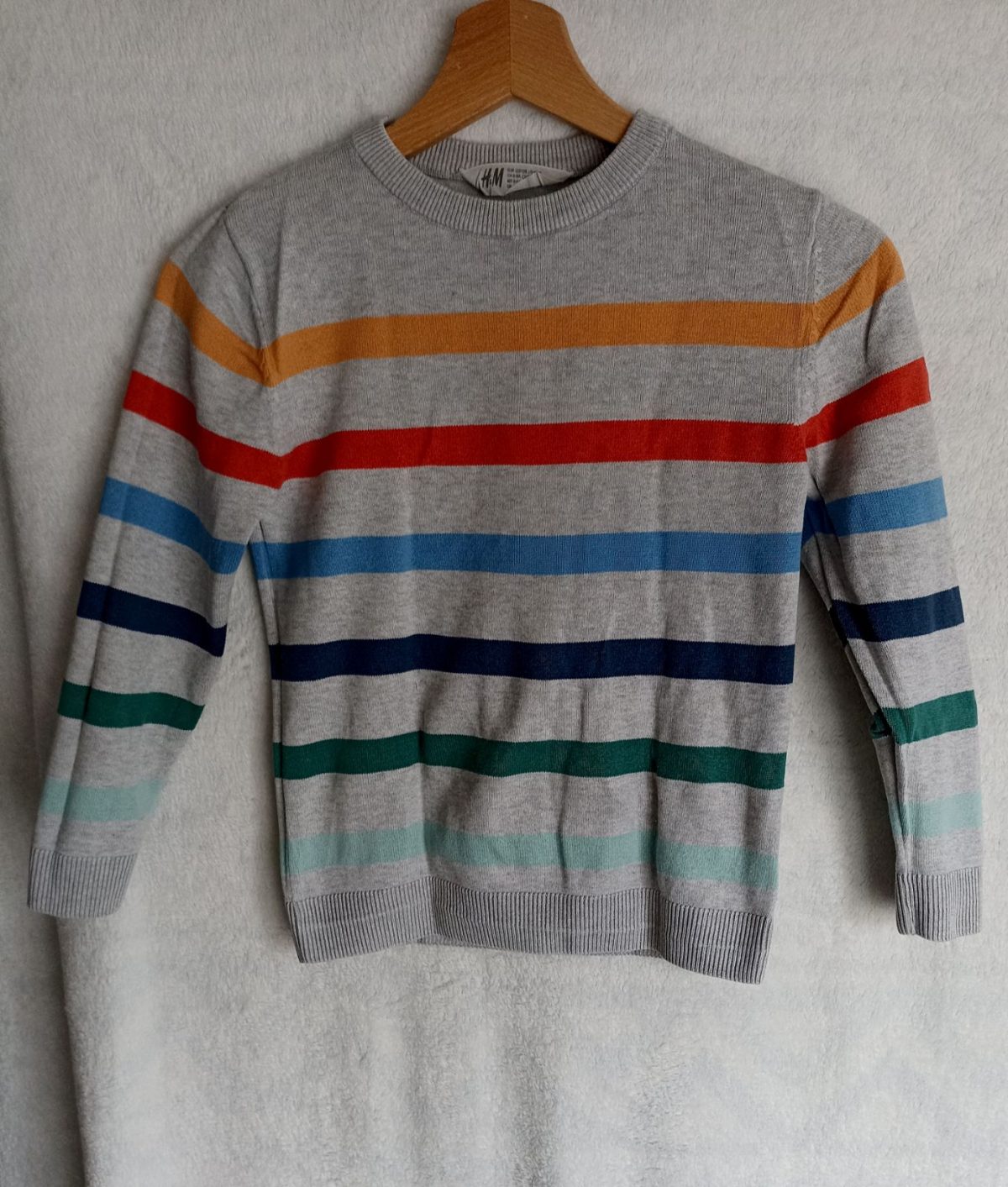 Szary w kolorowe paski sweter dla chłopca H&M 122/128