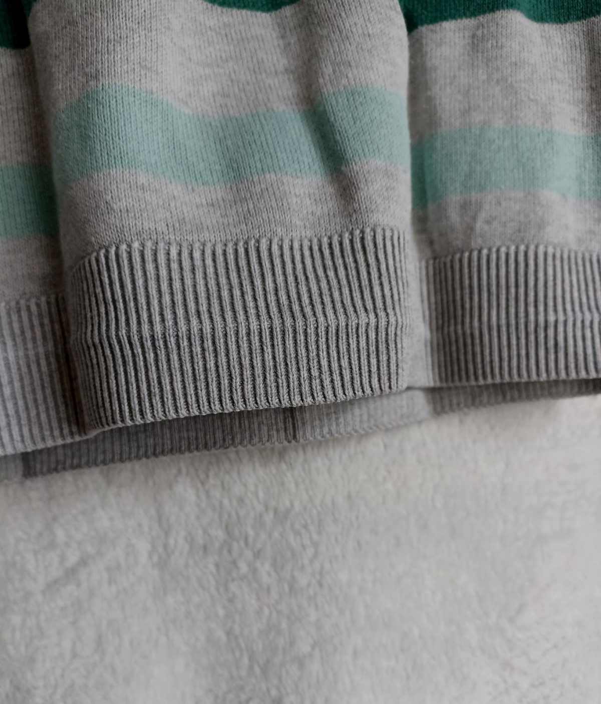Szary w kolorowe paski sweter dla chłopca H&M 122/128