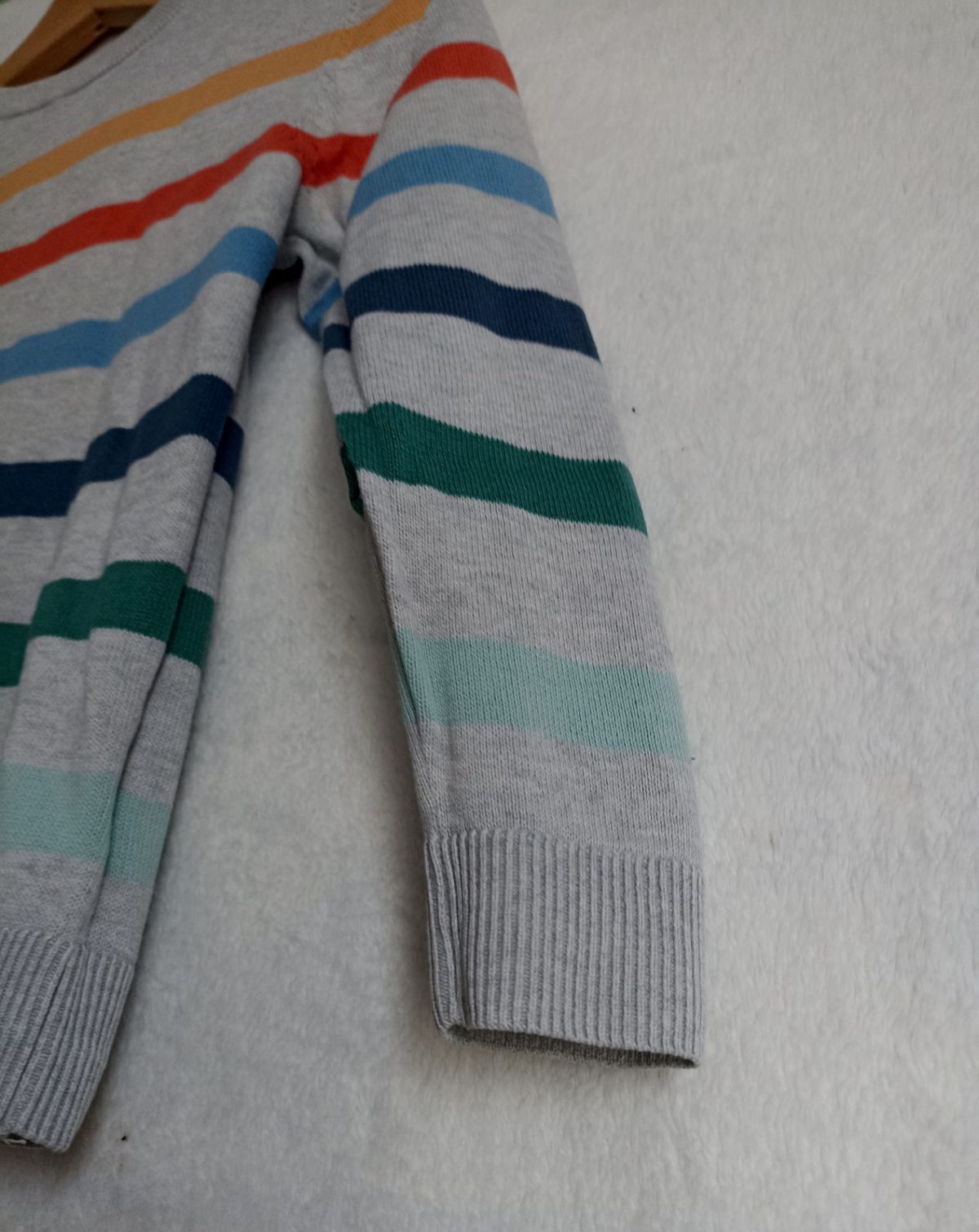 Szary w kolorowe paski sweter dla chłopca H&M 122/128