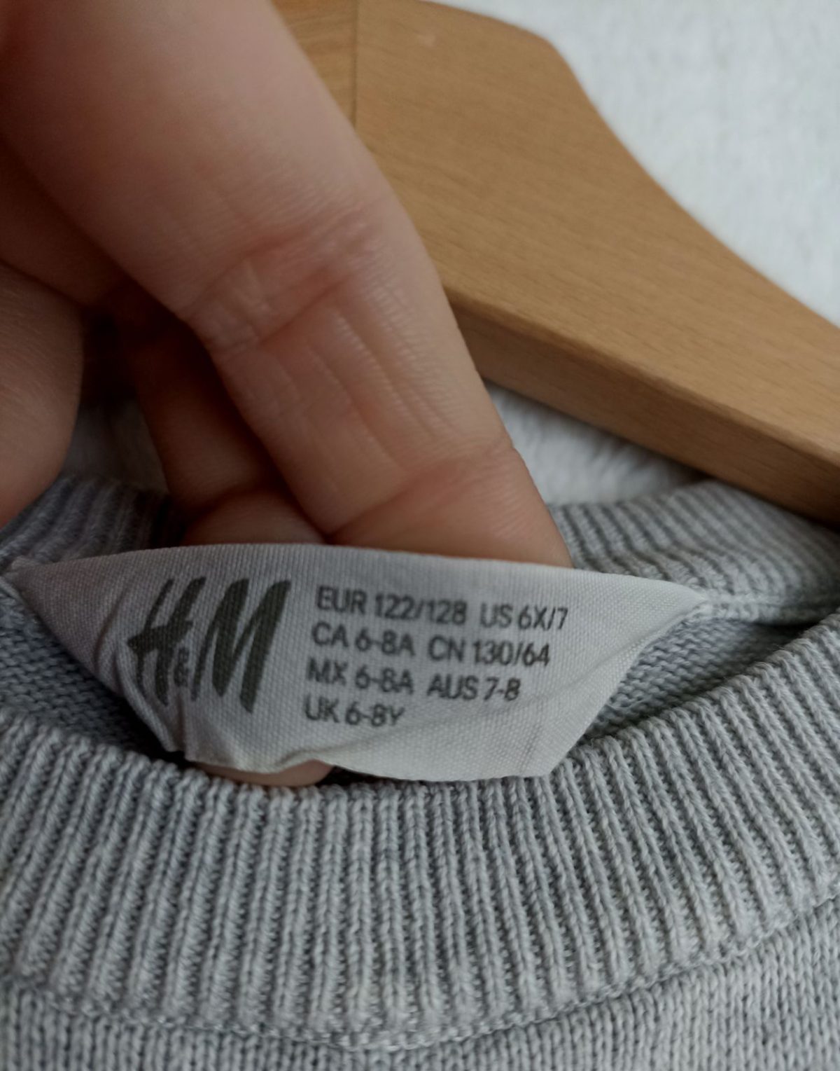 Szary w kolorowe paski sweter dla chłopca H&M 122/128
