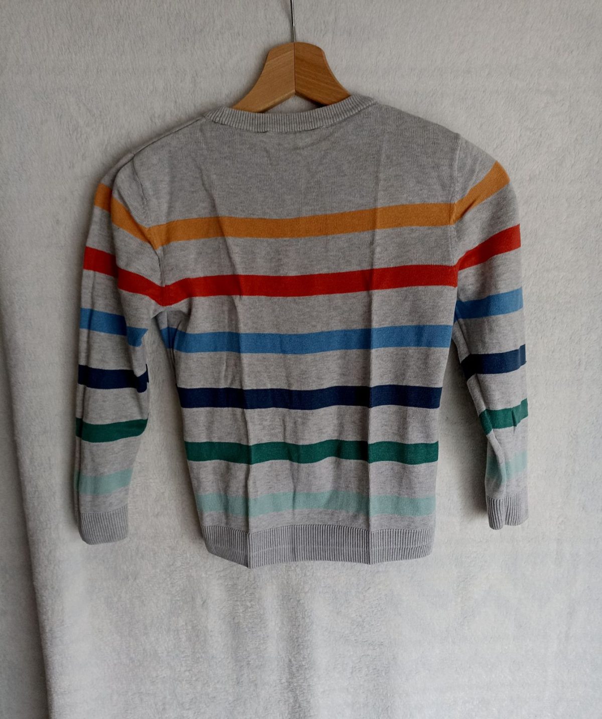 Szary w kolorowe paski sweter dla chłopca H&M 122/128