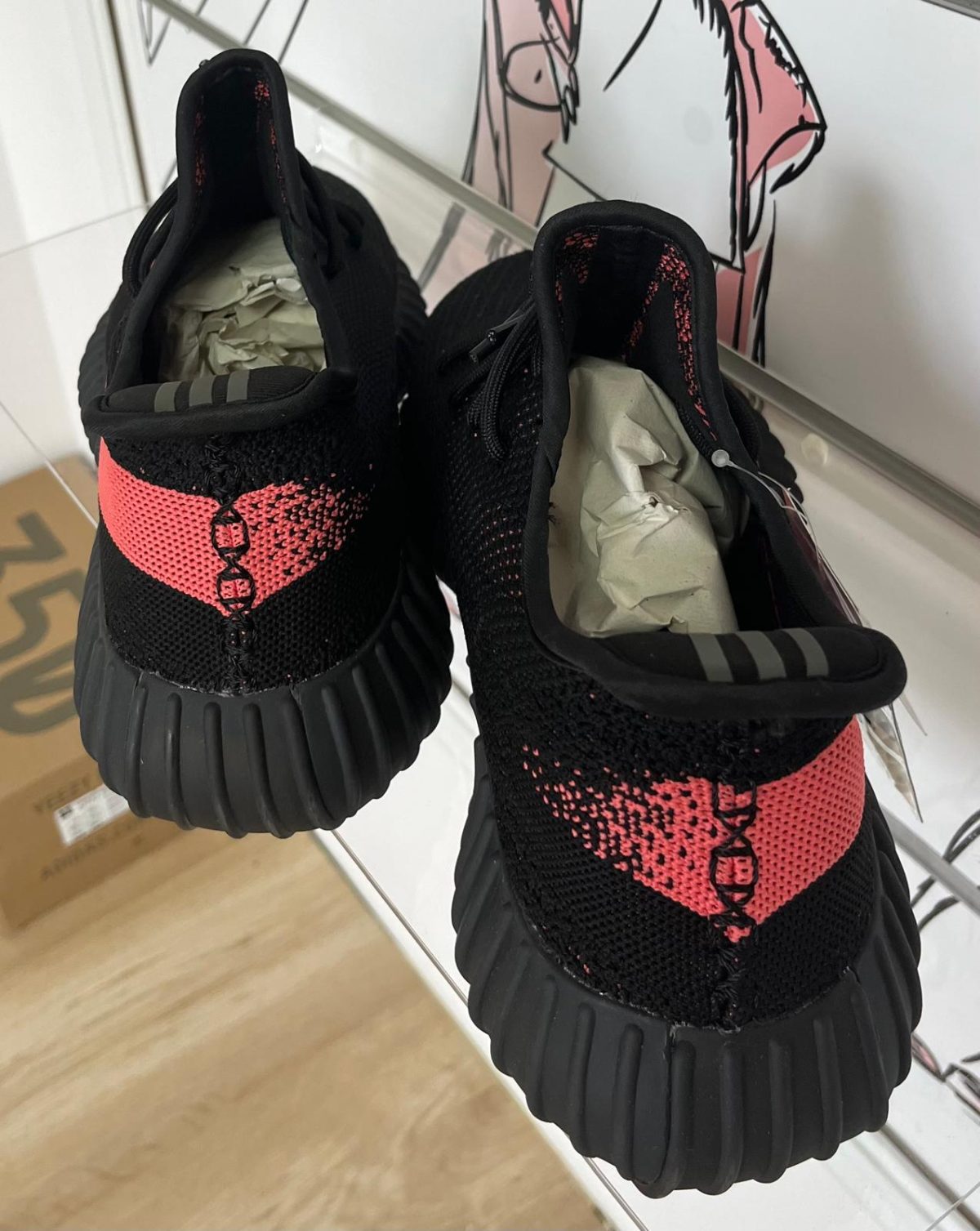 Adidas Yeezy Boost 350 V2 „Red Stripe” rozmiar 45 1/3