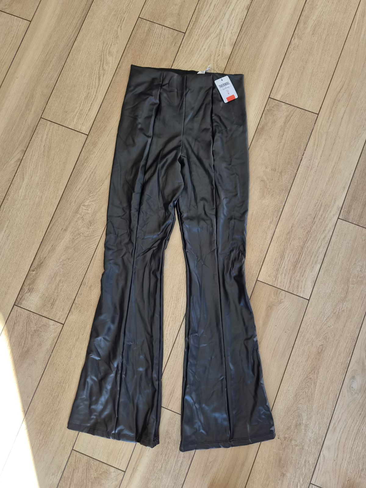 Czarne spodnie jak skórzane tezenis thermal L dzwony flare fit