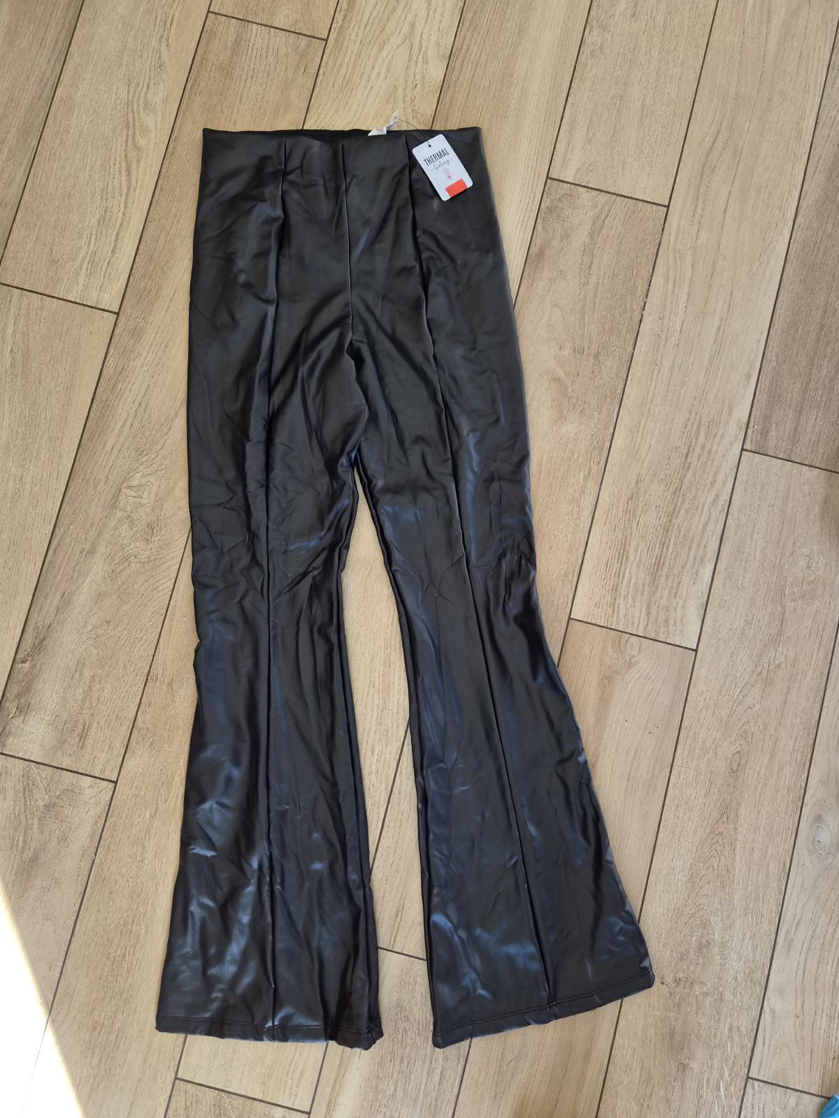 Czarne spodnie jak skórzane tezenis thermal L dzwony flare fit