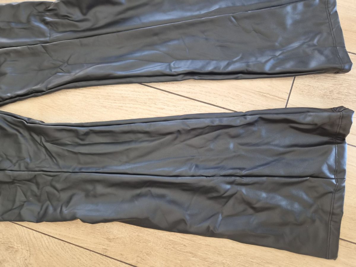 Czarne spodnie jak skórzane tezenis thermal L dzwony flare fit