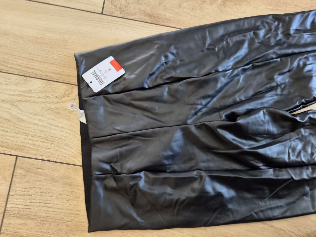 Czarne spodnie jak skórzane tezenis thermal L dzwony flare fit