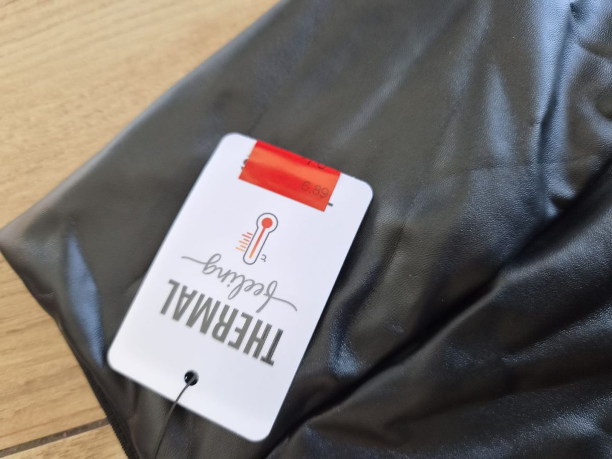 Czarne spodnie jak skórzane tezenis thermal L dzwony flare fit