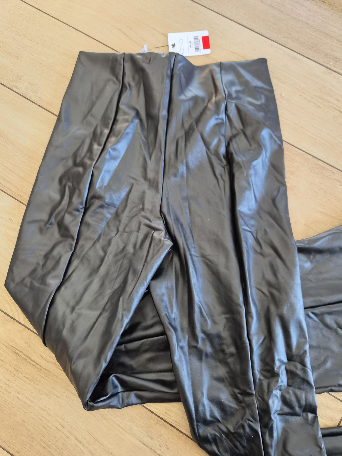 Czarne spodnie jak skórzane tezenis thermal L dzwony flare fit